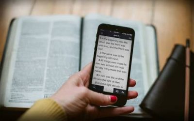 Why I Carry My Bible to Church in Print, Not Pixels!